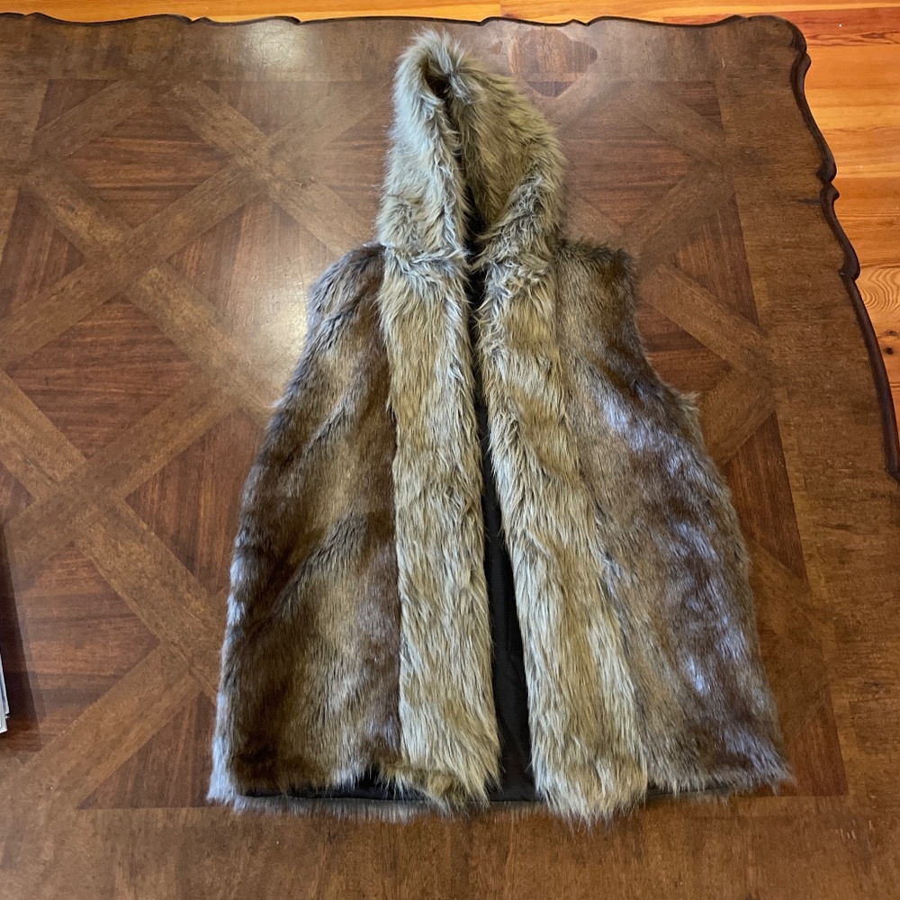 Lanshifei Faux Fur Women’s Hooded Vest Size XXXL great condition